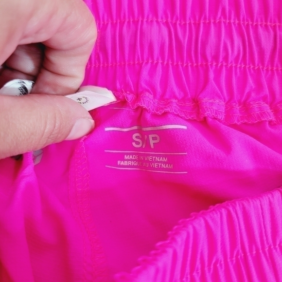 MOUNTAIN HARDWEAR NYLON TRACK SHORTS IN HOT PINK, SZ SMALL - Picture 11 of 15